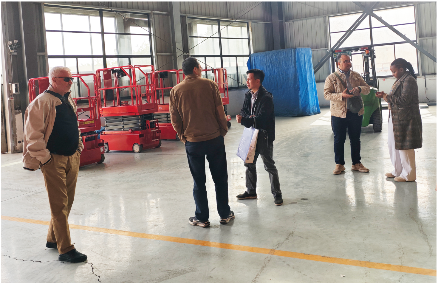 En algerisk kundedelegasjon besøker Zhejiang Wizplus Smart Equipment Ltd og roser for sikkerheten og avanserte teknologier til heisplattformer